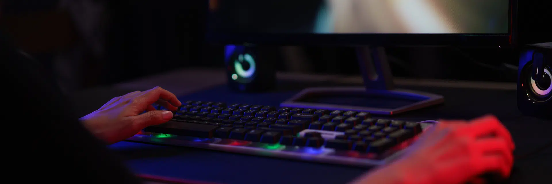 Gamer Escribiendo Un Articulo De Analisis Sobre Cultura De Juegos En El Blog De Guia Zero